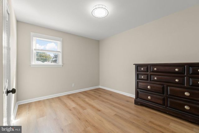 40 WOODBINE AVE, Maple Shade, NJ 08052
