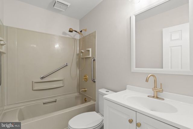 40 WOODBINE AVE, Maple Shade, NJ 08052