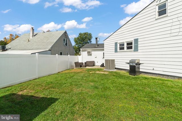 40 WOODBINE AVE, Maple Shade, NJ 08052