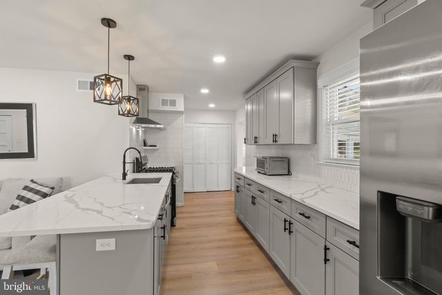 40 WOODBINE AVE, Maple Shade, NJ 08052