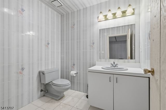 32 Sylvan Dr, Montville Twp., NJ 07058