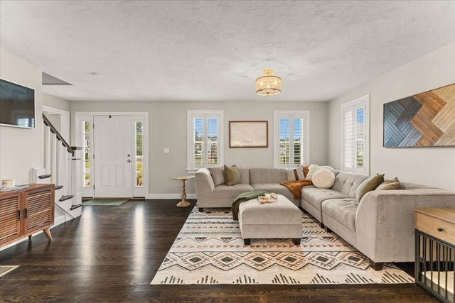 32 Pocksha Dr, Middleboro, MA 02346
