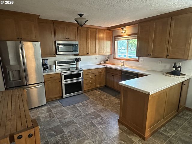 1324 PACIFIC Ave, Forest Grove, OR 97116
