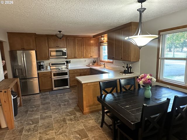 1324 PACIFIC Ave, Forest Grove, OR 97116