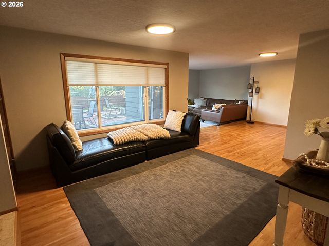 1324 PACIFIC Ave, Forest Grove, OR 97116