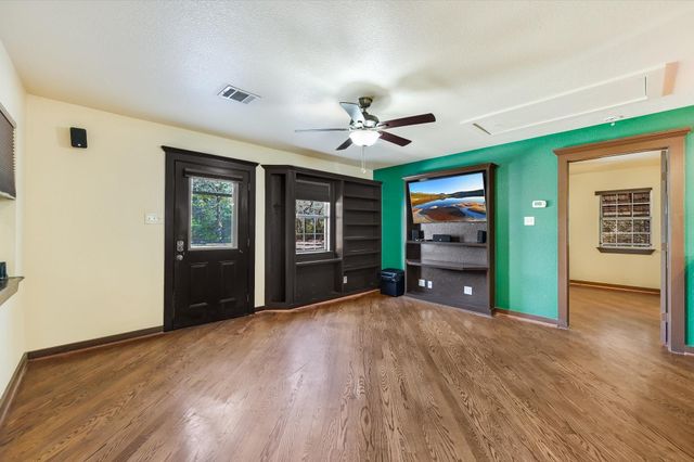 203 Pathfinders WAY, Smithville, TX 78957