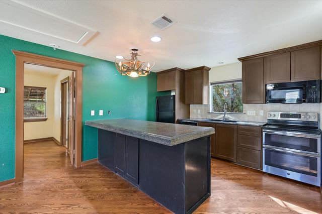 203 Pathfinders WAY, Smithville, TX 78957