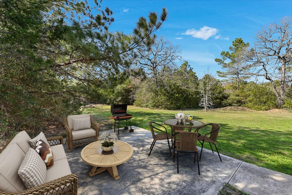 203 Pathfinders WAY, Smithville, TX 78957