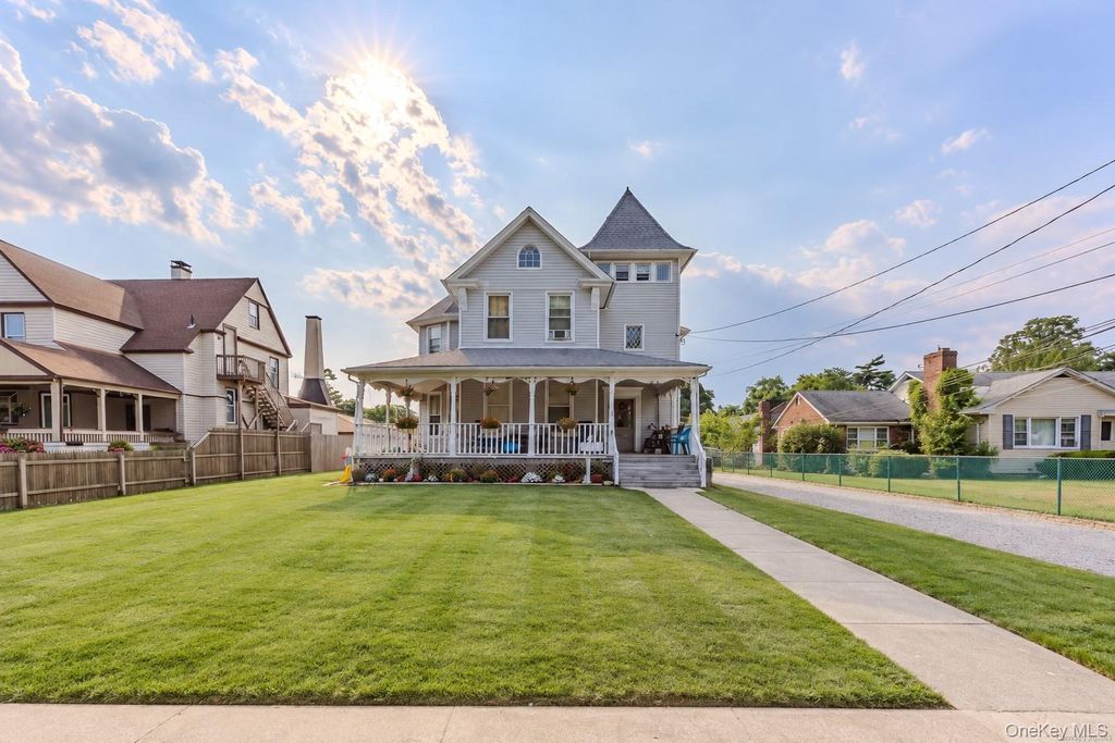38 Park Avenue, Amityville, NY 11701 — photo 2