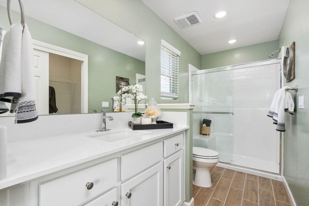 Image 31 of property listing at 6568 E Blushing Drive, Fresno, CA 93727