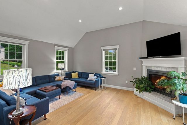 19 Riverside Drive, North Reading, MA 01864
