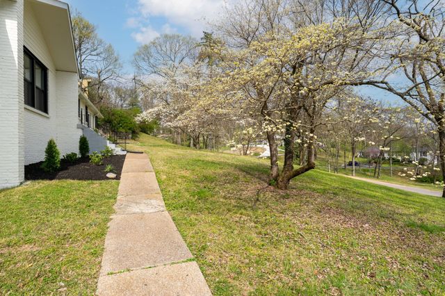 6612 Fox Hollow Rd, Nashville, TN 37205