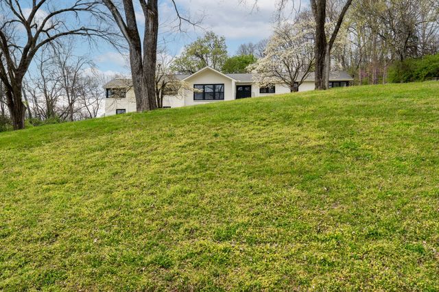 6612 Fox Hollow Rd, Nashville, TN 37205