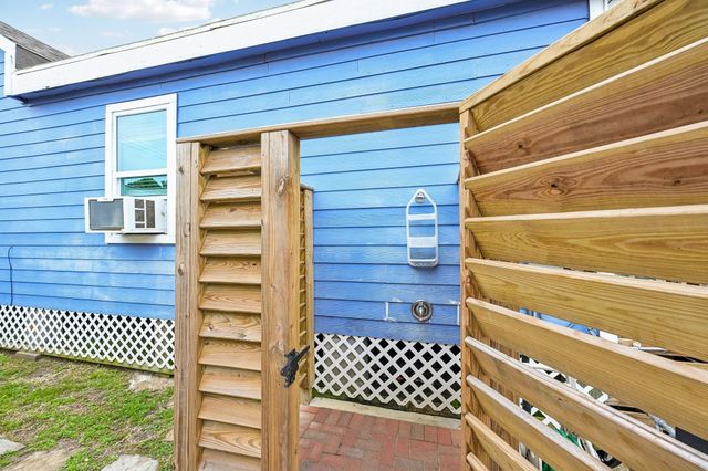 1022 Avenue L, Galveston, TX 77550
