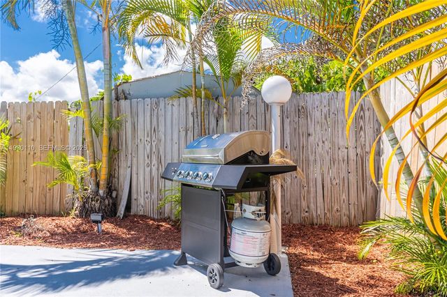 6445 SW 22nd Ct, Miramar, FL 33023