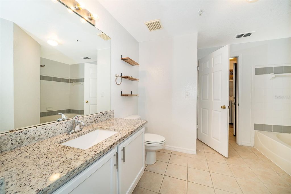 Image 15 of property listing at 6663 QUEENS BOROUGH AVENUE 101, Orlando, FL 32835
