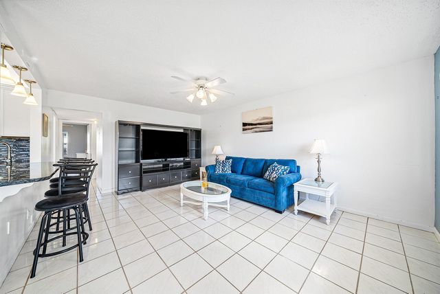 203 Coventry I 203, West Palm Beach, FL 33417