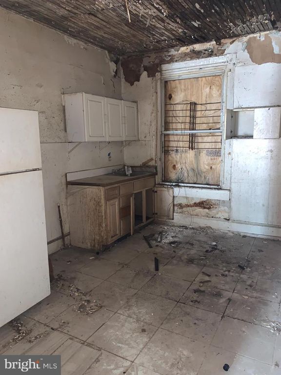 Image 4 of property listing at 2332 W BALTIMORE ST, Baltimore, MD 21223
