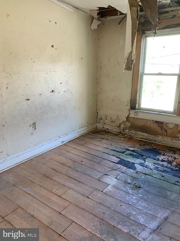 Image 9 of property listing at 2332 W BALTIMORE ST, Baltimore, MD 21223