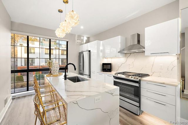 533 E Harrison Avenue 41, Royal Oak, MI 48067