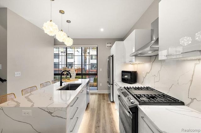 533 E Harrison Avenue 41, Royal Oak, MI 48067