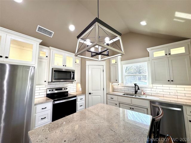 411 S Lee Avenue, Tahlequah, OK 74464