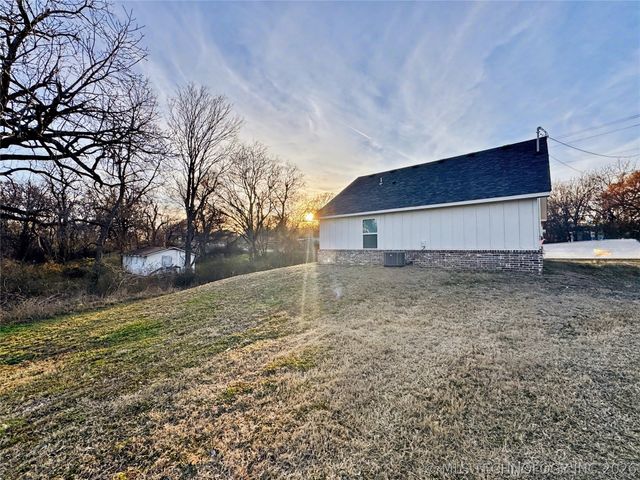 411 S Lee Avenue, Tahlequah, OK 74464