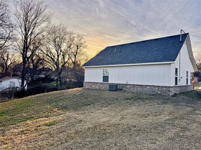 411 S Lee Avenue, Tahlequah, OK 74464