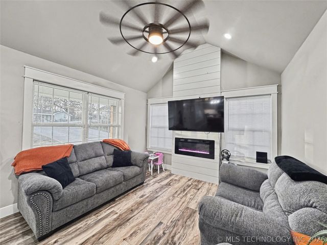 411 S Lee Avenue, Tahlequah, OK 74464