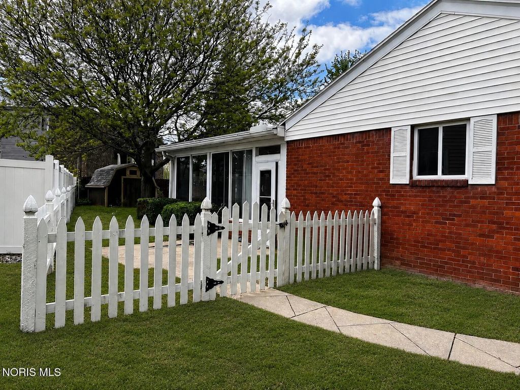 106 Rossway Avenue, Rossford, OH 43460