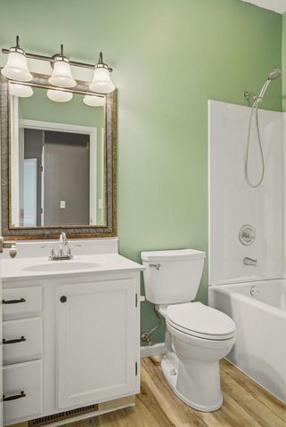 1978 Sandalwood DRIVE, Onalaska, WI 54650