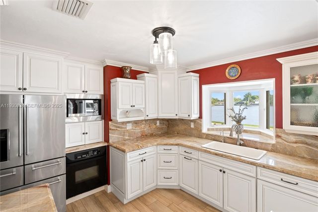 4800 NE 13th Ter, Oakland Park, FL 33334