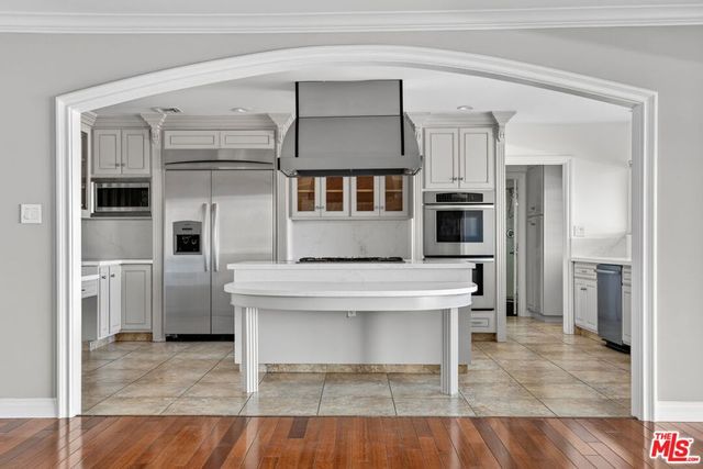 4186 Regal Oak Drive, Encino, CA 91436