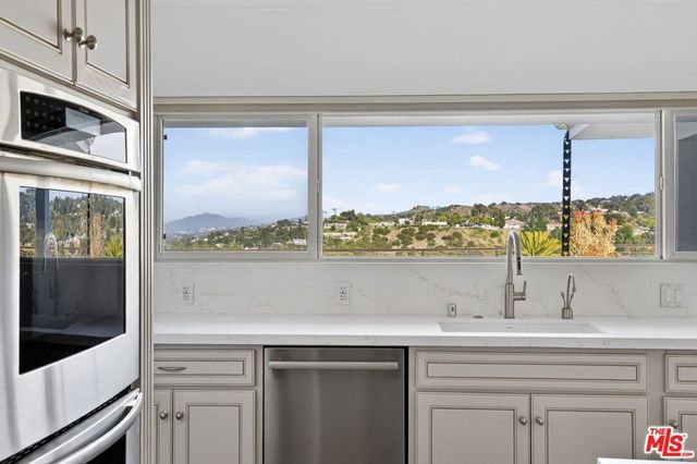 4186 Regal Oak Drive, Encino, CA 91436