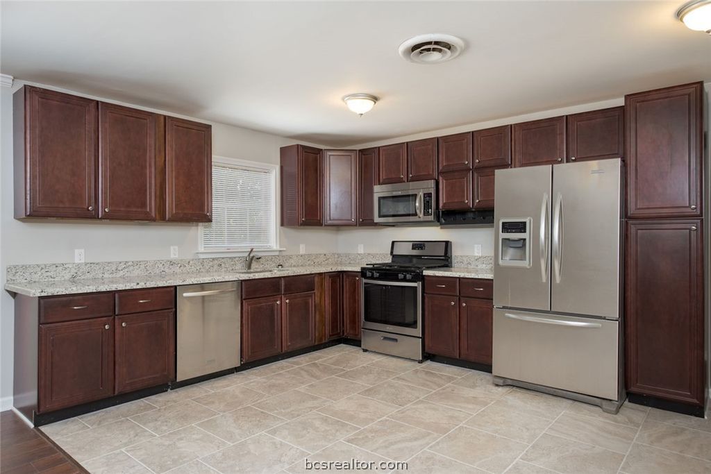 906 Lazy Lane, Bryan, TX 77802 — exterior