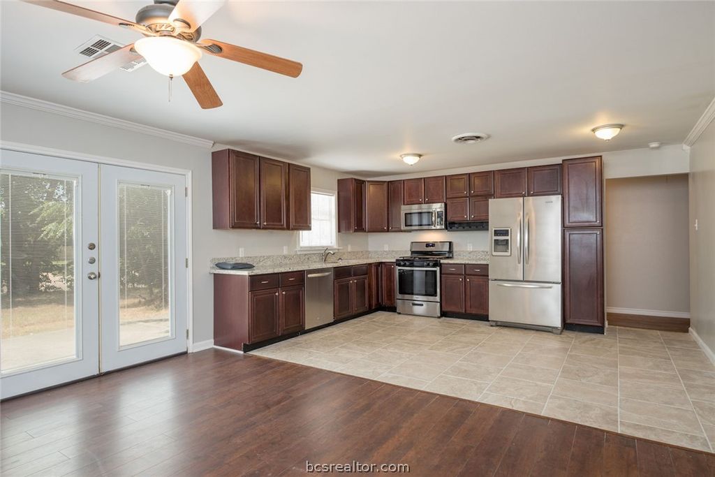 906 Lazy Lane, Bryan, TX 77802 — photo 2