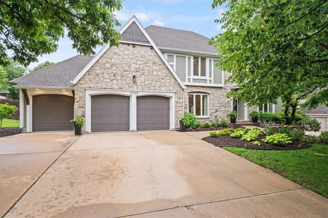 12209 Wenonga Road, Leawood, KS 66209
