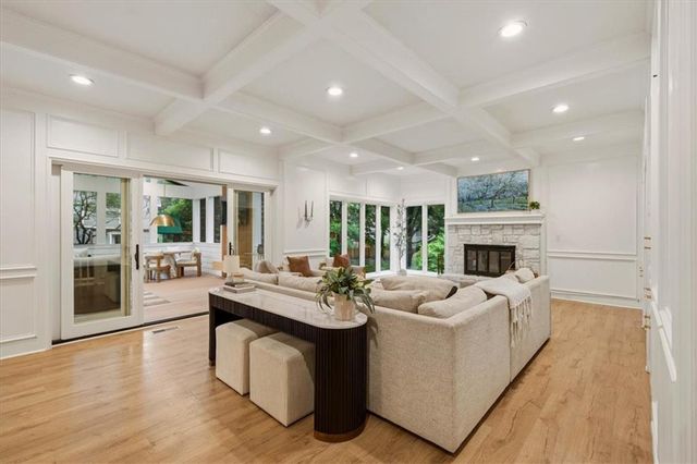 12209 Wenonga Road, Leawood, KS 66209