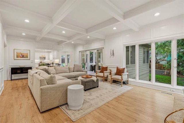 12209 Wenonga Road, Leawood, KS 66209