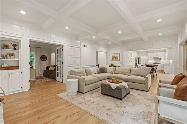 12209 Wenonga Road, Leawood, KS 66209