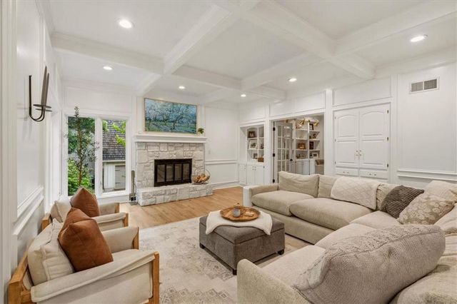 12209 Wenonga Road, Leawood, KS 66209
