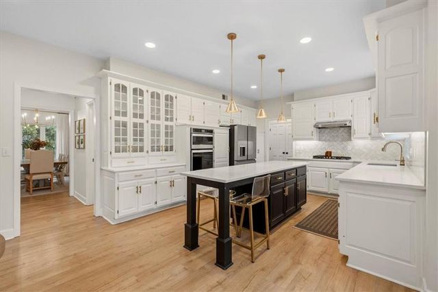 12209 Wenonga Road, Leawood, KS 66209