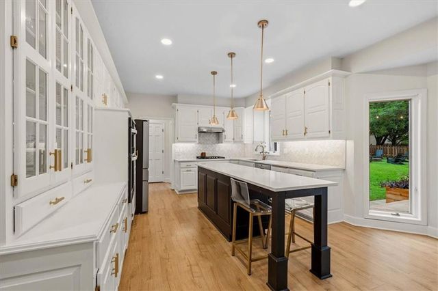 12209 Wenonga Road, Leawood, KS 66209
