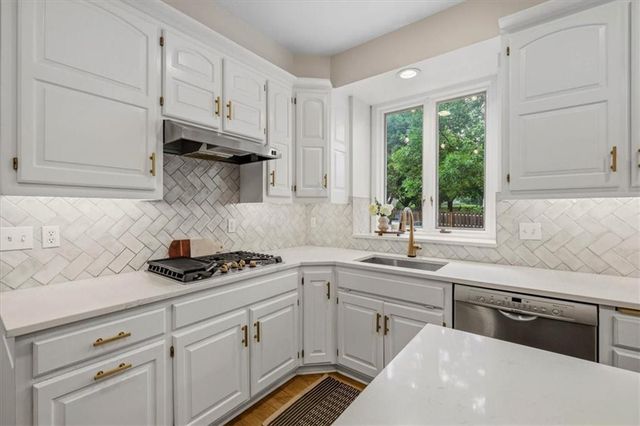 12209 Wenonga Road, Leawood, KS 66209
