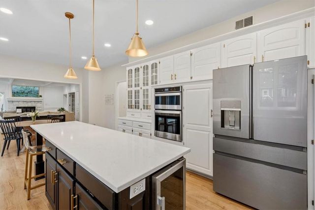 12209 Wenonga Road, Leawood, KS 66209