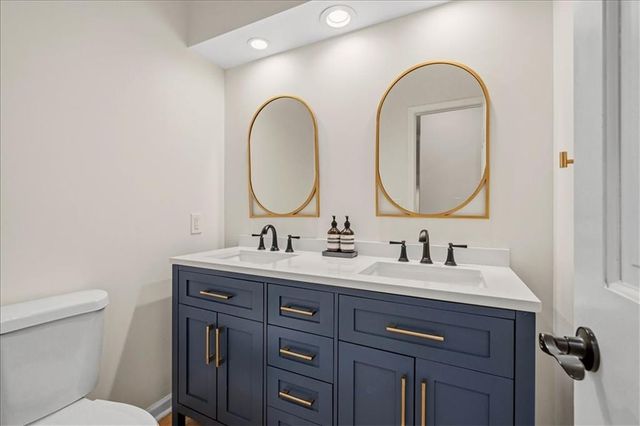 12209 Wenonga Road, Leawood, KS 66209