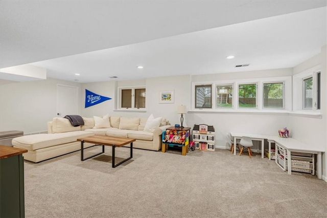 12209 Wenonga Road, Leawood, KS 66209