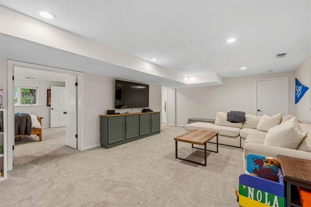 12209 Wenonga Road, Leawood, KS 66209