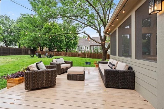 12209 Wenonga Road, Leawood, KS 66209