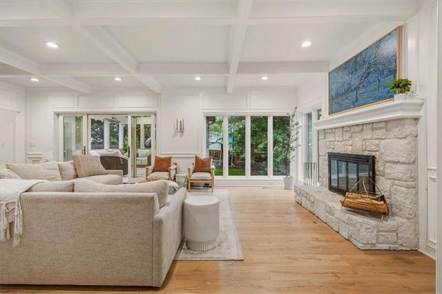12209 Wenonga Road, Leawood, KS 66209